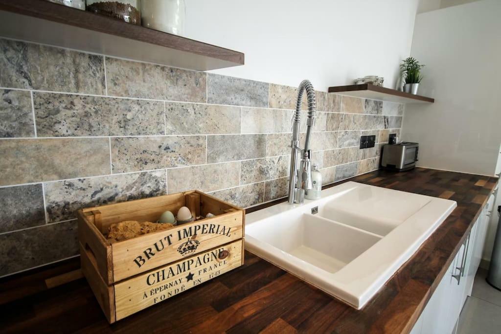 Clover Cottage Beeley Ngoại thất bức ảnh